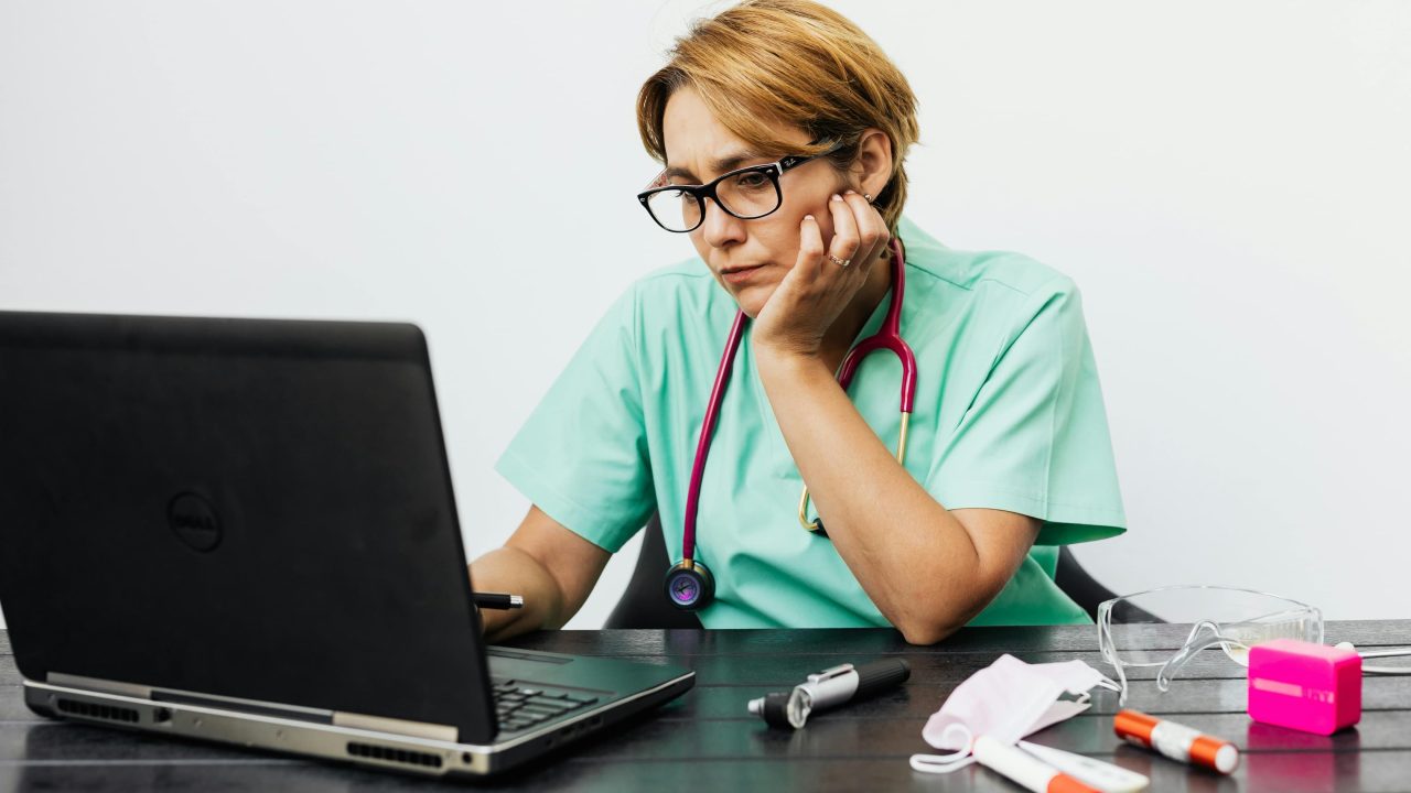 How Online Gynecologist Consultation Helps Track Hormonal Health