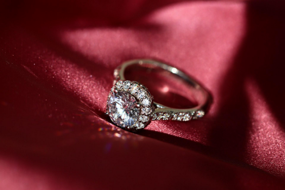 Which Diamond is Best For an Engagement Rings For Women?