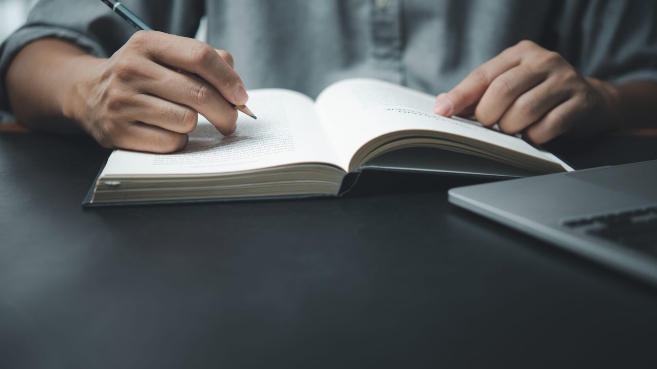 Best Ghostwriting Agencies in the US (2025): Honest Rankings With Pros, Cons, and Pricing